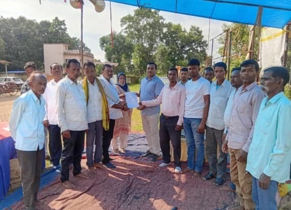 यूरिया खाद नहीं मिलने पर जेएलकेएम ने किया प्रदर्शन