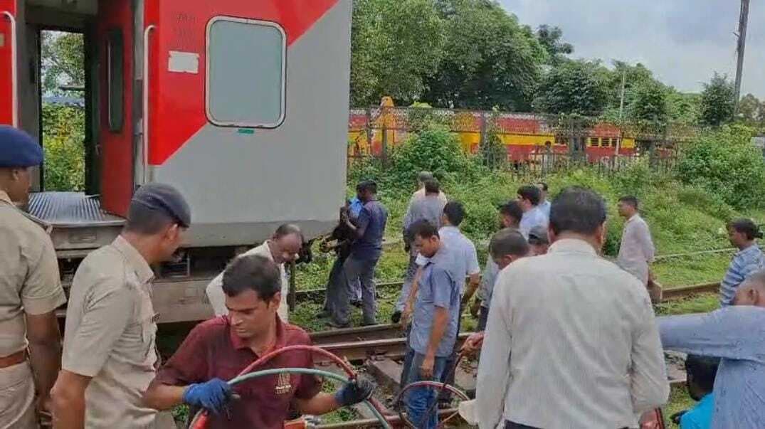 Dhanbad News : बेपटरी हुआ धनबाद-एलेप्पी एक्सप्रेस का एलएचबी कोच