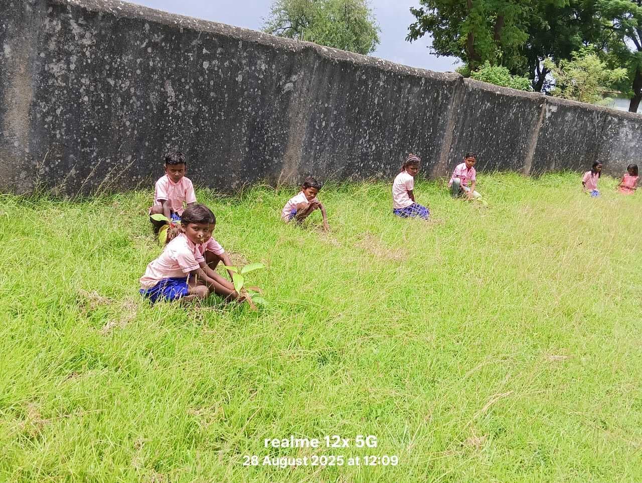 एक पेड़ मां के नाम अभियान के तहत किया पौधरोपण