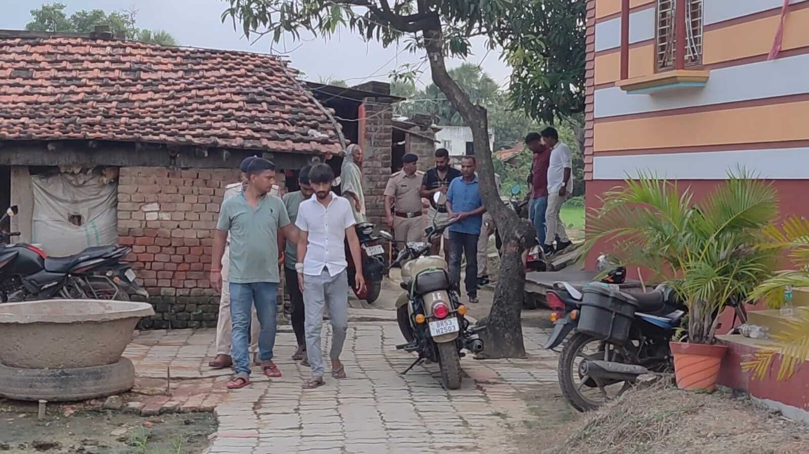 चंदवारा के एक घर से भारी मात्रा में गांजा व नकदी बरामद, तीन गिरफ्तार