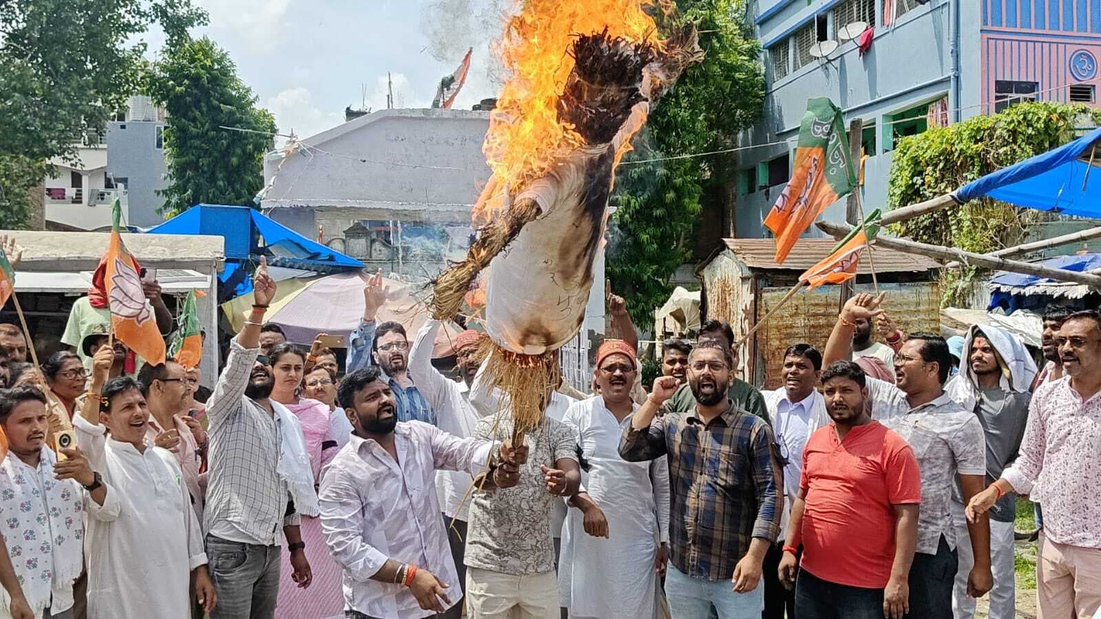 भाजयुमो ने कांग्रेस भवन के सामने फूंका राहुल गांधी का पुतला