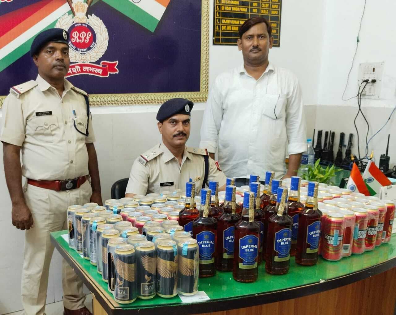 झाझा स्टेशन से शराब बरामद, छानबीन में जुटी पुलिस