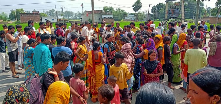 सड़क हादसे में ट्रैक्टर चालक की मौत, आक्रोशित परिजनों ने सड़क को किया जाम