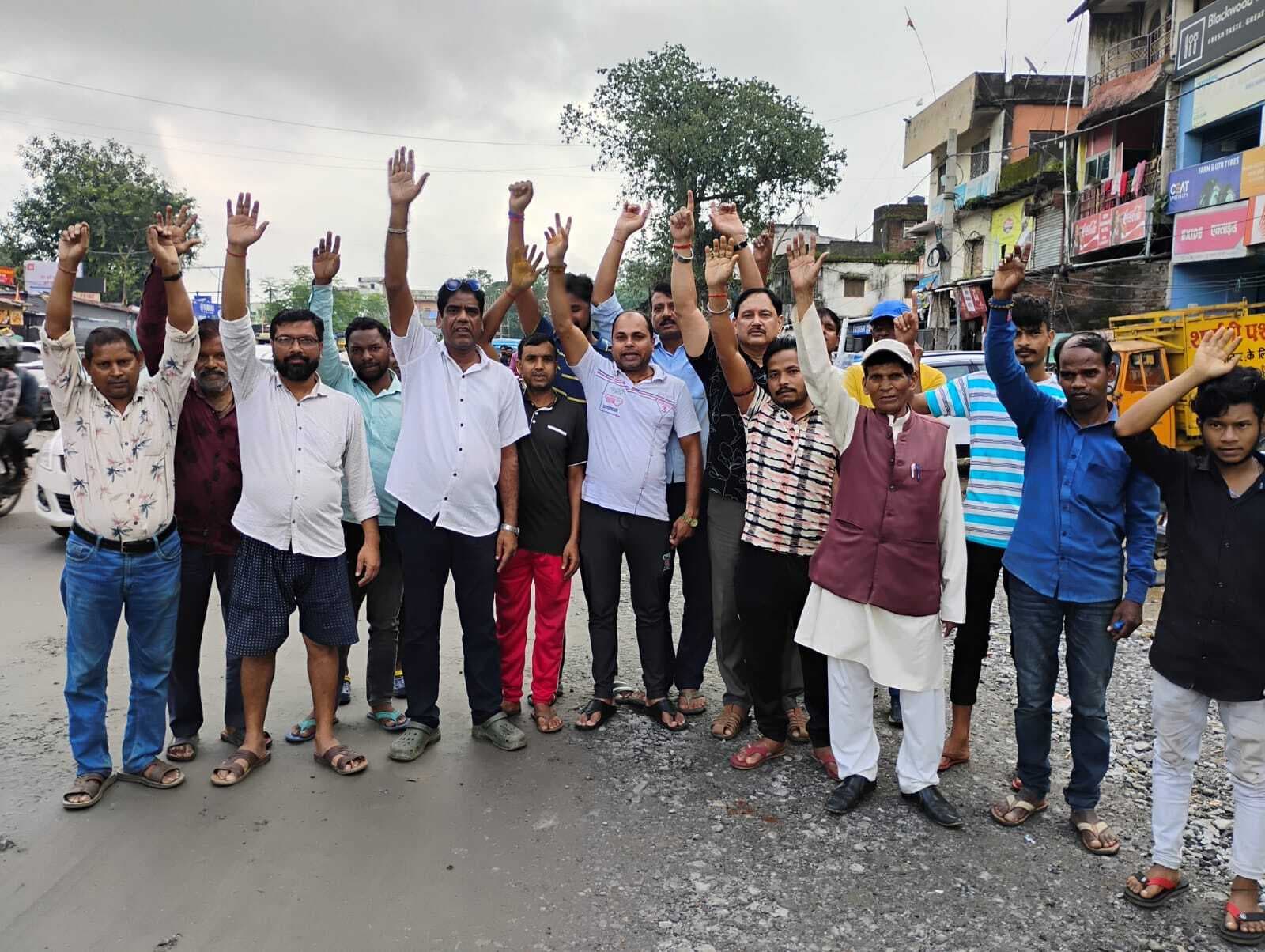 सड़क निर्माण में अनियमितता, ग्रामीणों ने बंद कराया काम