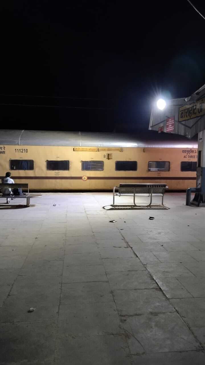 इंजन फेल होने से एक्सप्रेस ट्रेन 4 घंटे तक रही खड़ी, यात्री परेशान