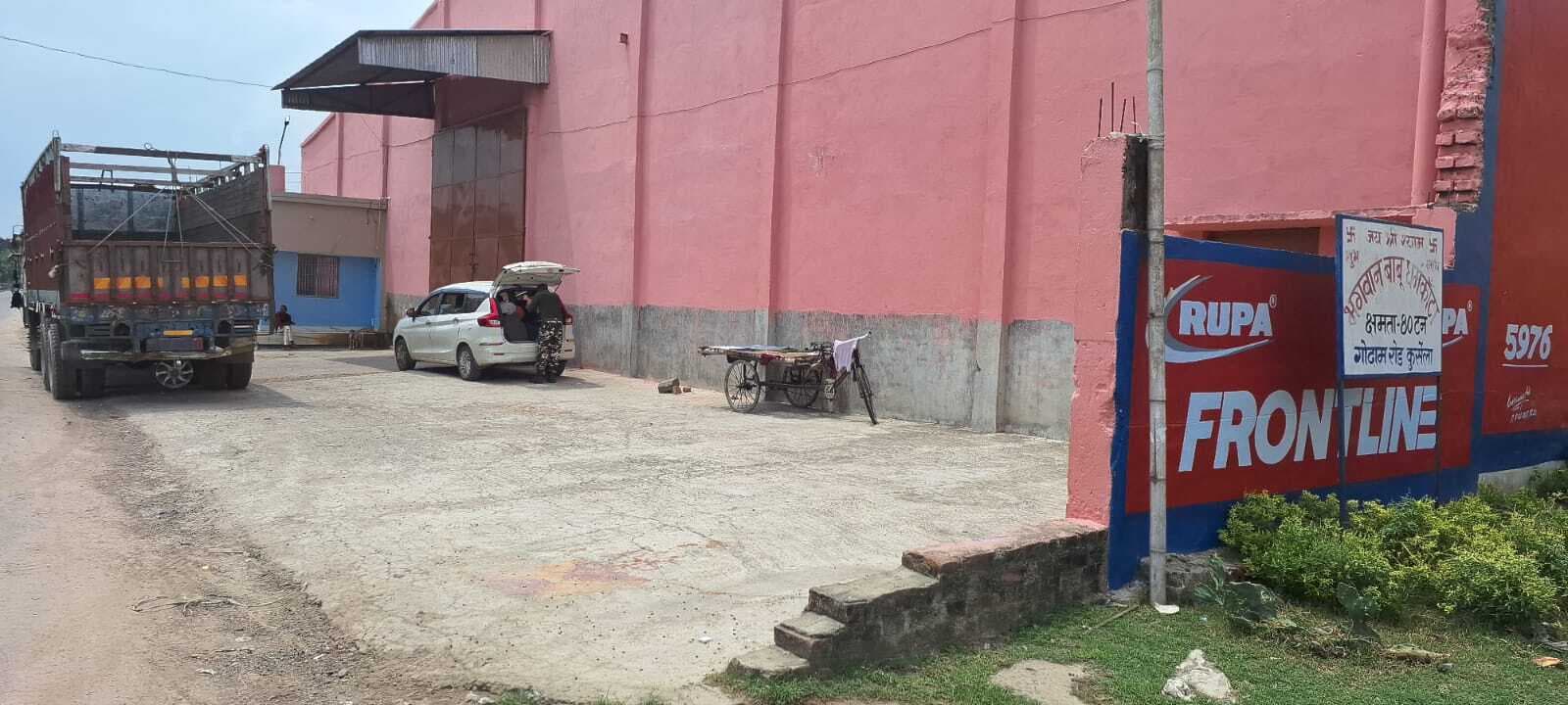 आयकर विभाग के अधिकारियों ने कुरसेला पहुंचने पर व्यवसायियों में मचा रहा हड़कंप