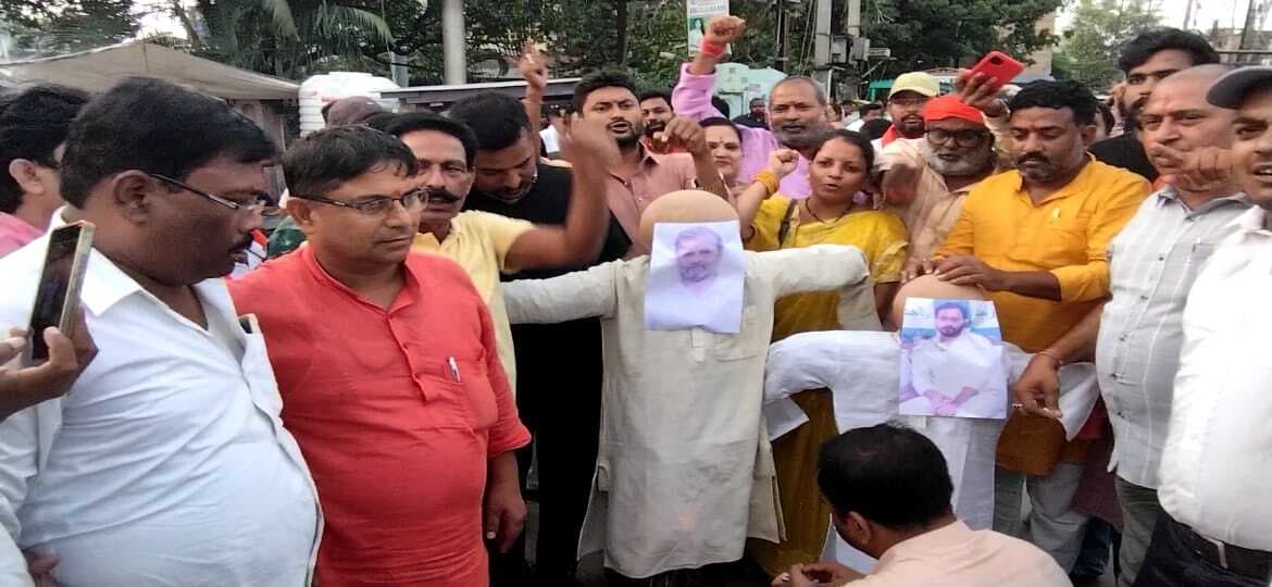 Madhubani News : राहुल गांधी और तेजस्वी का भाजपाइयों ने पुतला फूंका