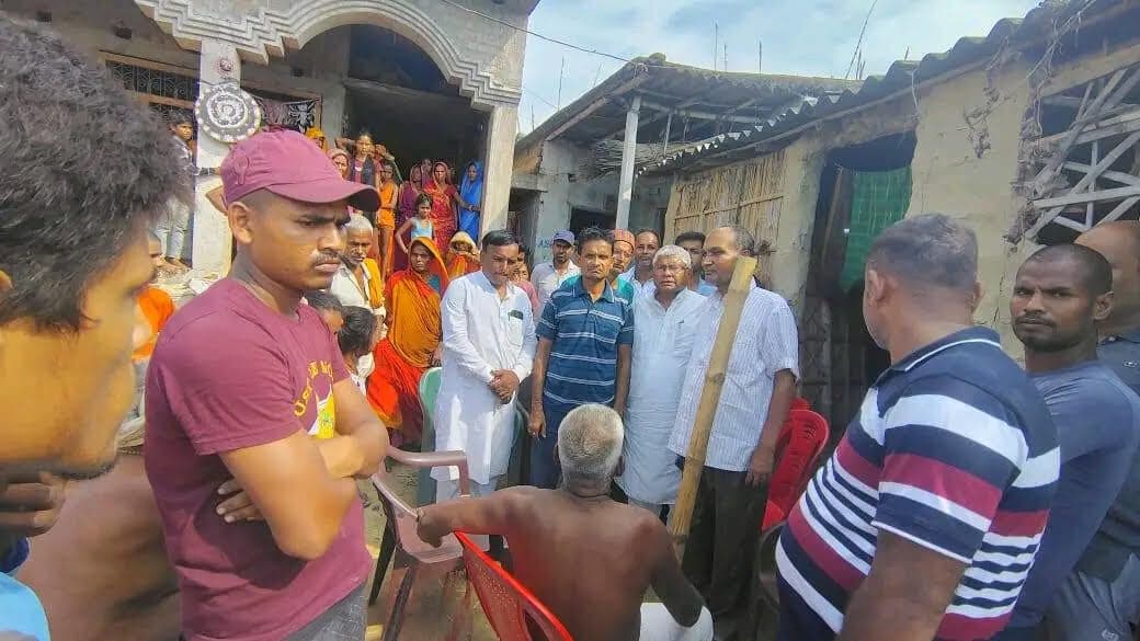 Madhubani News : पीड़ित परिजन के घर सांत्वना देने पहुंचे विधायक