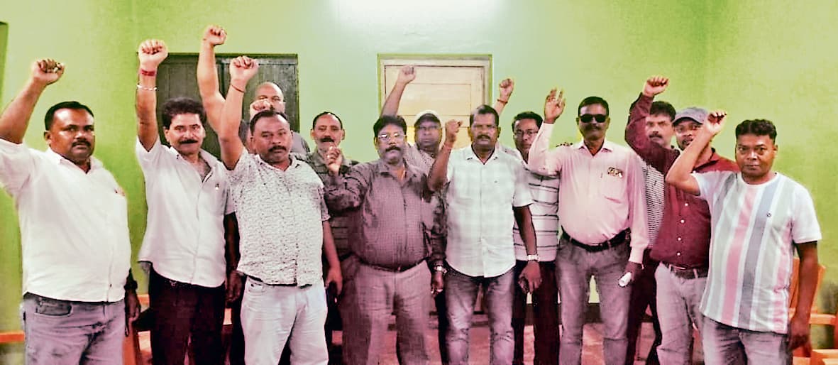 Chaibasa News : गुवा में बायोमीट्रिक अटेंडेंस के खिलाफ आंदोलन की चेतावनी