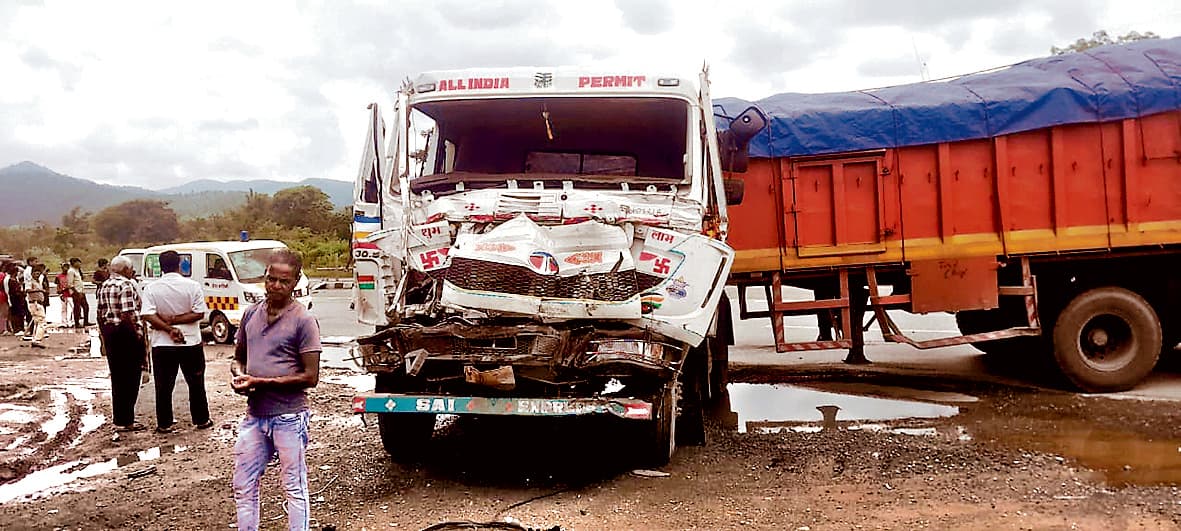 Seraikela Kharsawan News : ड्यूटी में तैनात चौकीदार को ट्रक ने कुचला, हुई मौत