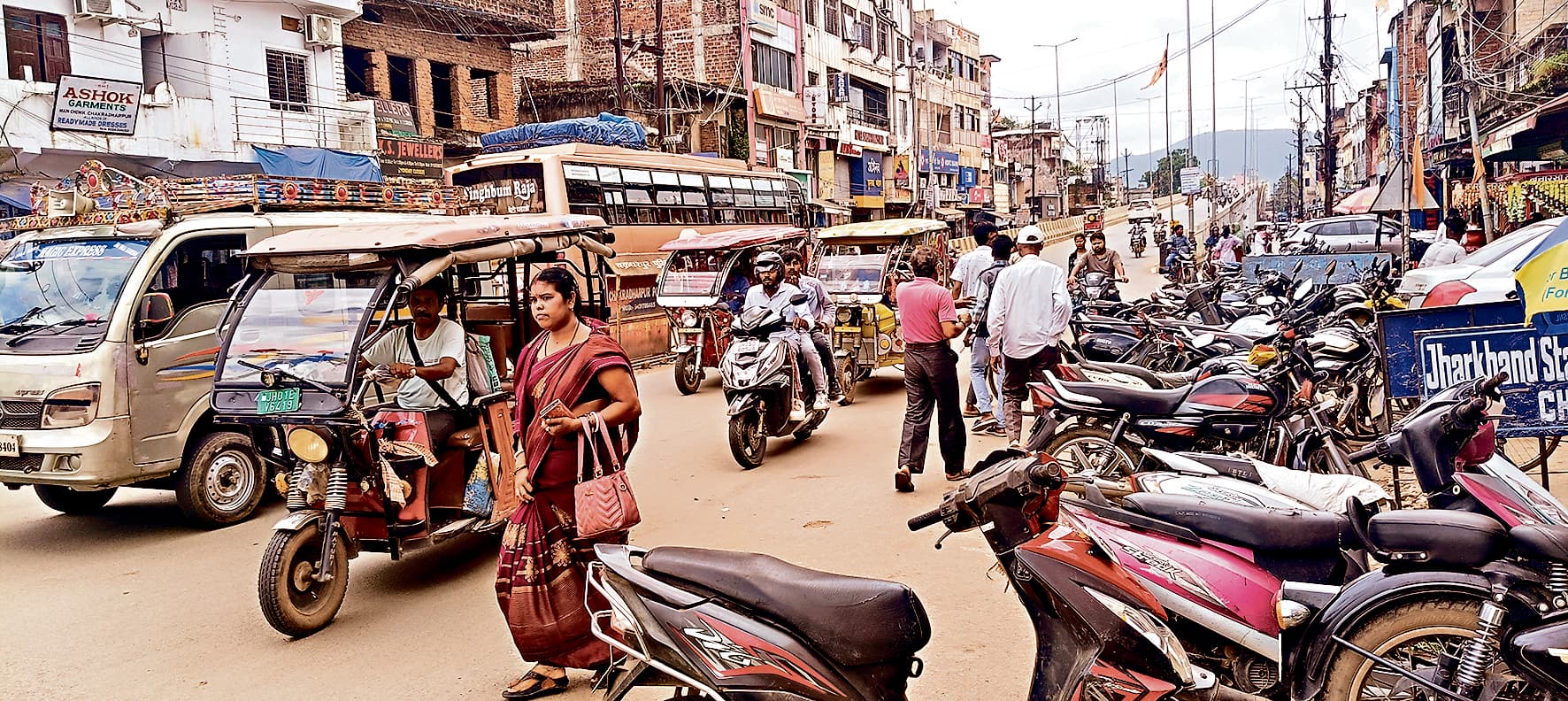 Chaibasa News : ट्रैफिक व्यवस्था ध्वस्त, जाम से जूझ रहे लोग