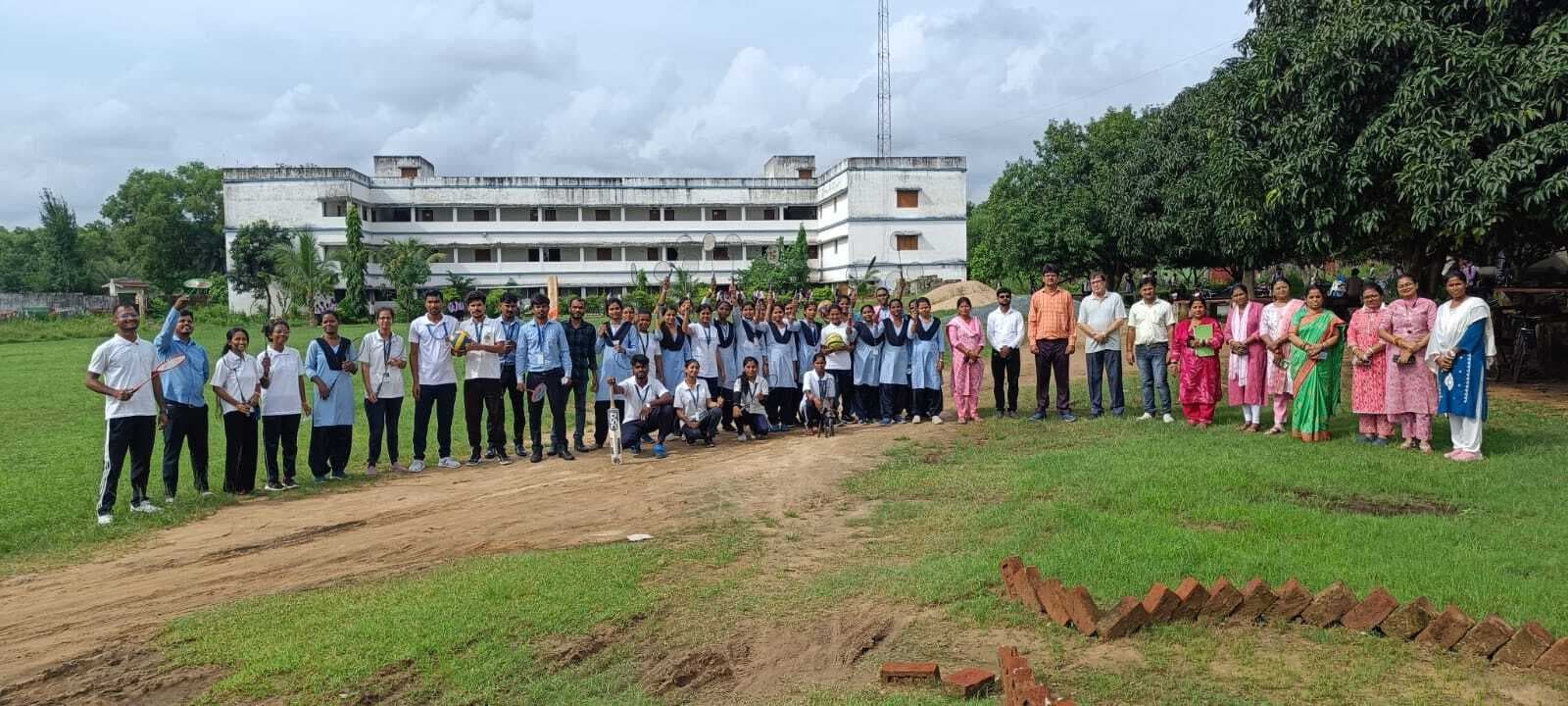 East Singhbhum News : बैडमिंटन व वालीबॉल में विद्यार्थियों का जलवा