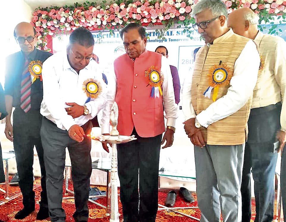 Seraikela Kharsawan News : परंपरा व तकनीक के संतुलन से ही पर्यावरण सुरक्षित रहेगा