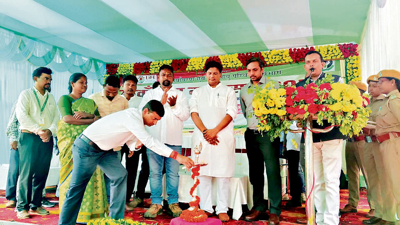 Seraikela Kharsawan News : हर नागरिक एक पौधा लगाये, तभी सजेगा हरियाली का सपना