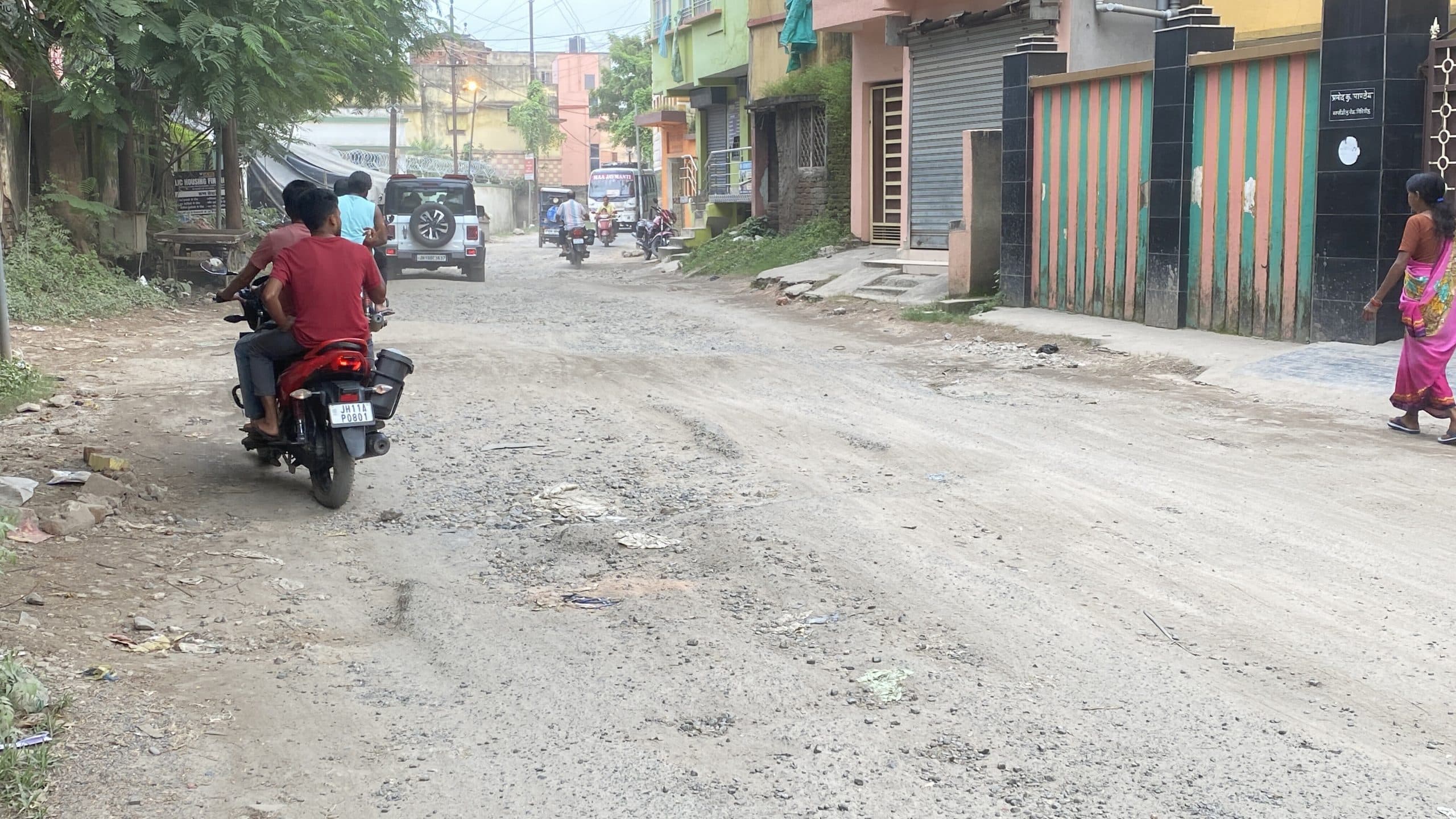 Giridih News: शहर के बक्सीडीह की जर्जर सड़क बरसात में हो गयी है जानलेवा