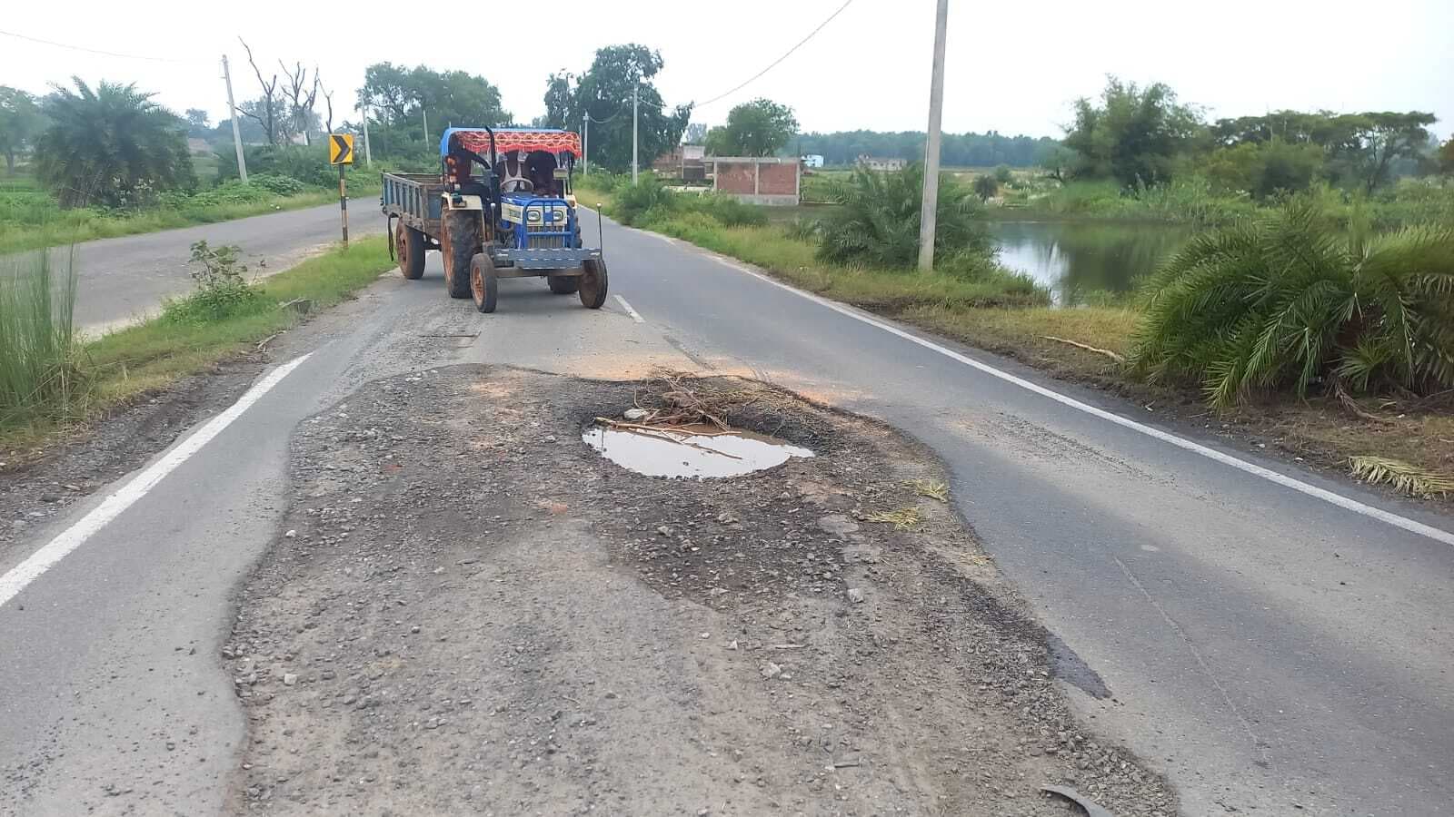 Giridih News: सरिया-राजधनवार मार्ग पर बने गड्ढे से हादसे की आशंका