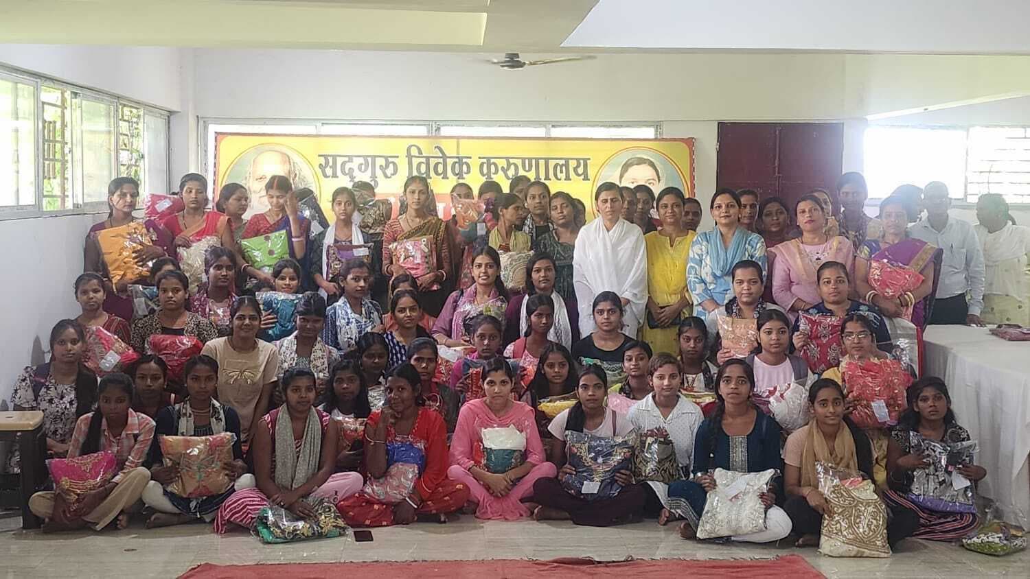 Giridih News: श्री कबीर ज्ञान मंदिर ट्रस्ट ने किया वस्त्र का वितरण