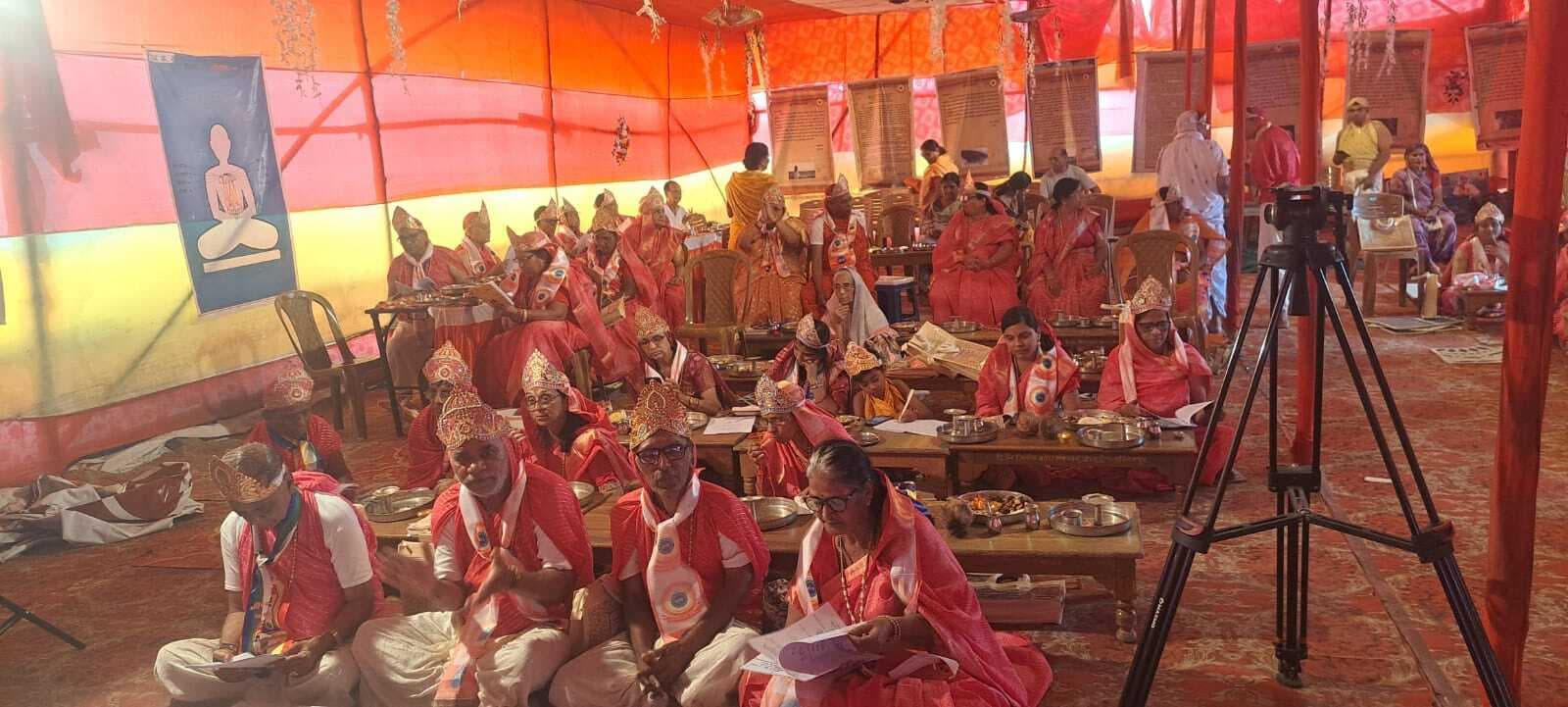 Giridih News: दक्षलक्षण महापर्व :  श्री जी का अभिषेक, शांतिधारा व पूजन किया गया