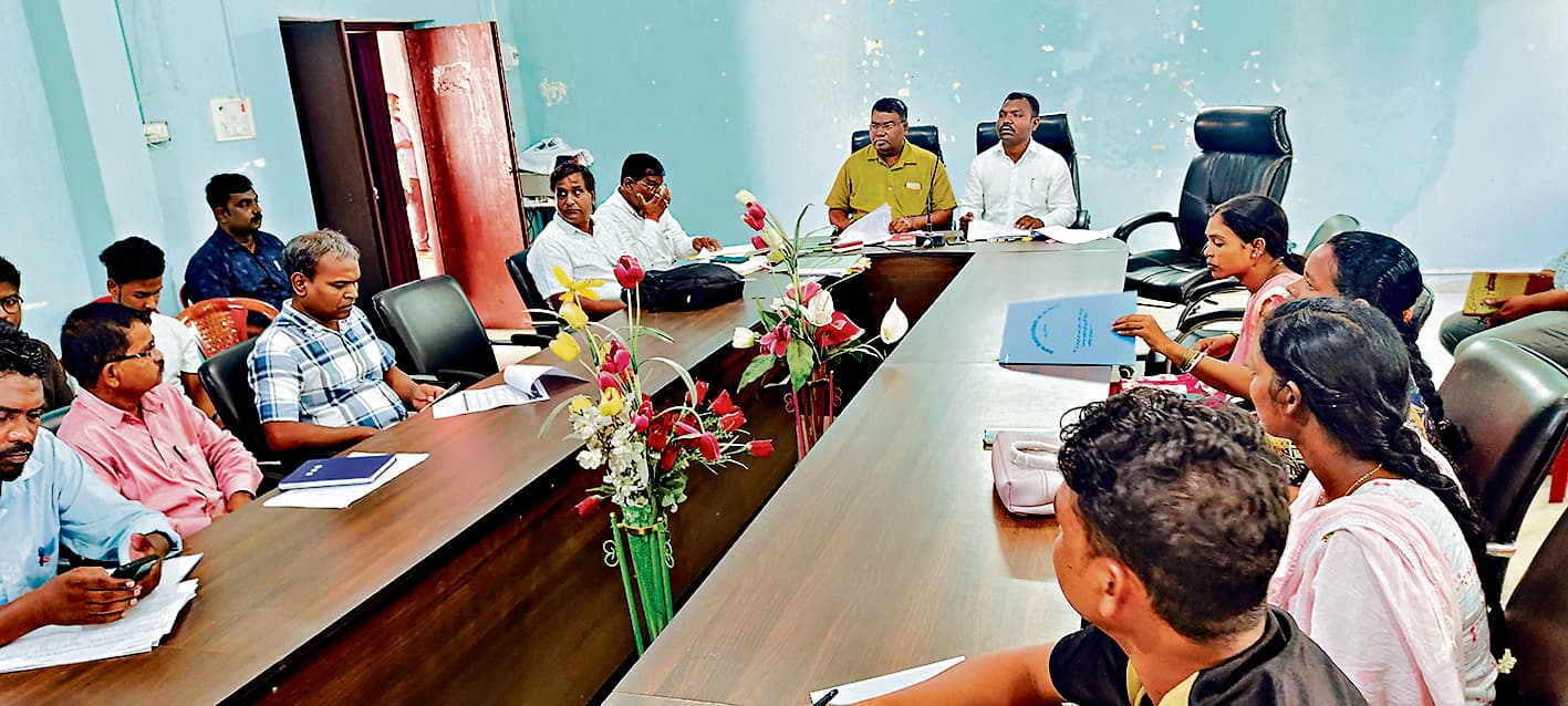 Seraikela Kharsawan News : बैठक में अनुपस्थित रहे तीन विभागों के जेइ को शोकॉज