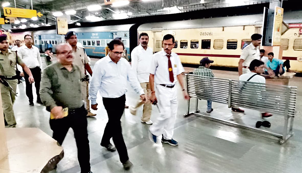 Rourkela News: डीआरएम ने रेलवे स्टेशन के शेड का निर्माण 15 दिनों में पूरा करने का दिया निर्देश