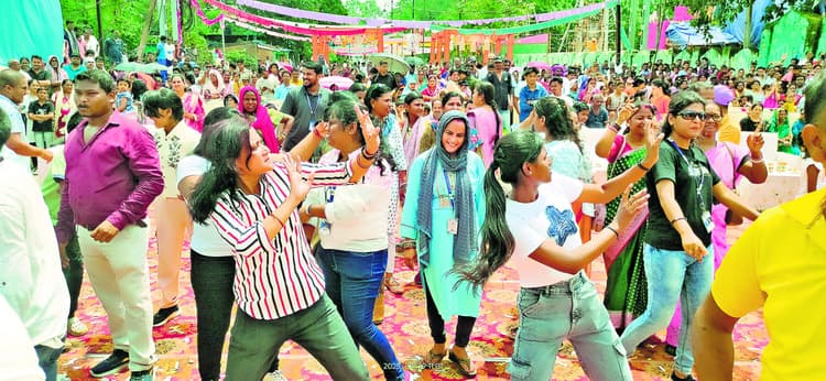 Rourkela News: पथ उत्सव में ओलीवुड कलाकारों ने रंगारंग कार्यक्रमों से जीता दिल, जमकर हुई मस्ती