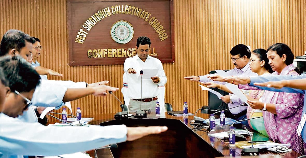 Chaibasa News : अनुसूचित जनजातीय आबादी के सर्वांगीण विकास पर जोर : डीसी