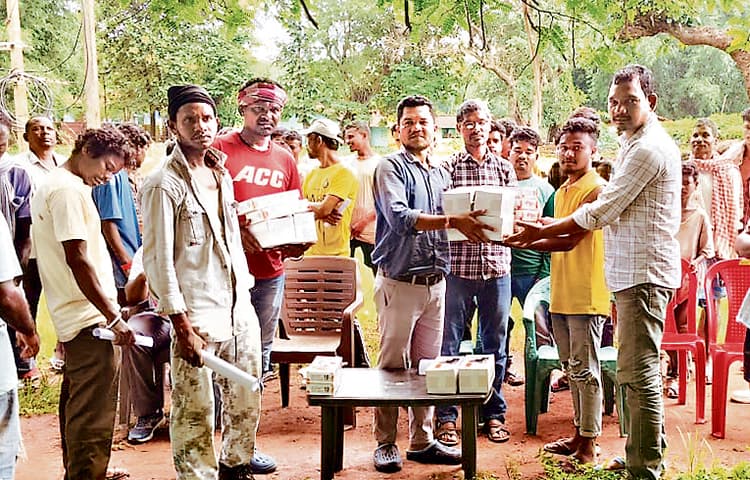Chaibasa News : हाथियों से नुकसान पर देर से मिलता है मुआवजा : ग्रामीण