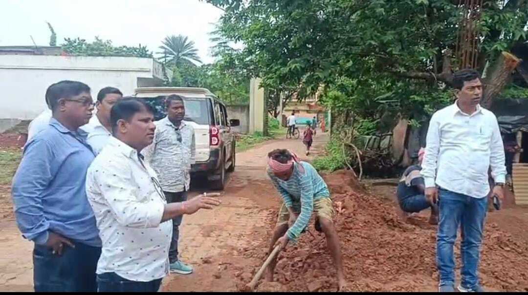 East Singhbhum News : रोक के बावजूद शुरू किया काम, भड़के झामुमो नेता