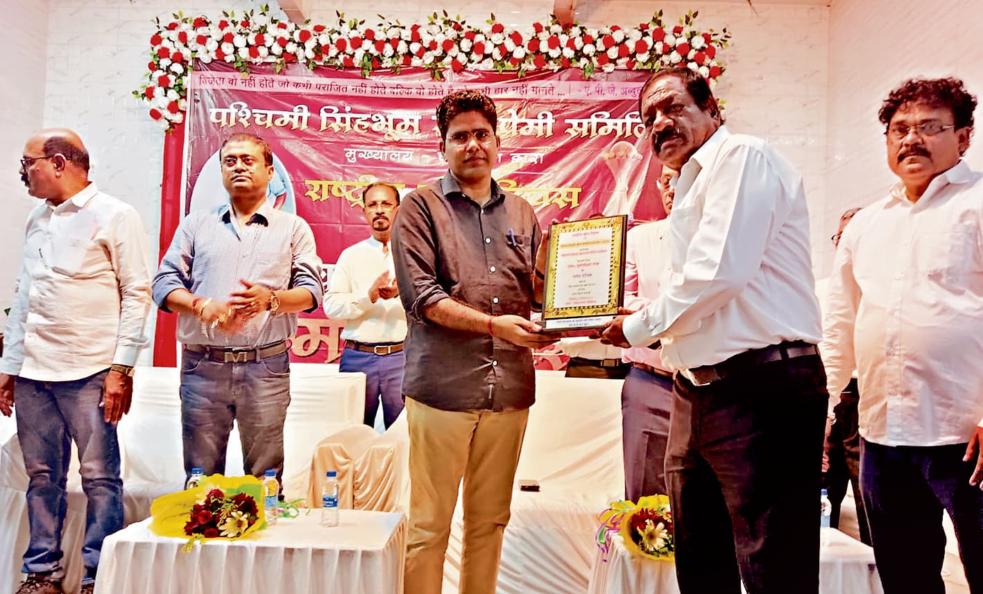 Chaibasa News : खेल दिवस पर जिले के 10 बुजुर्ग खिलाड़ी हुए सम्मानित