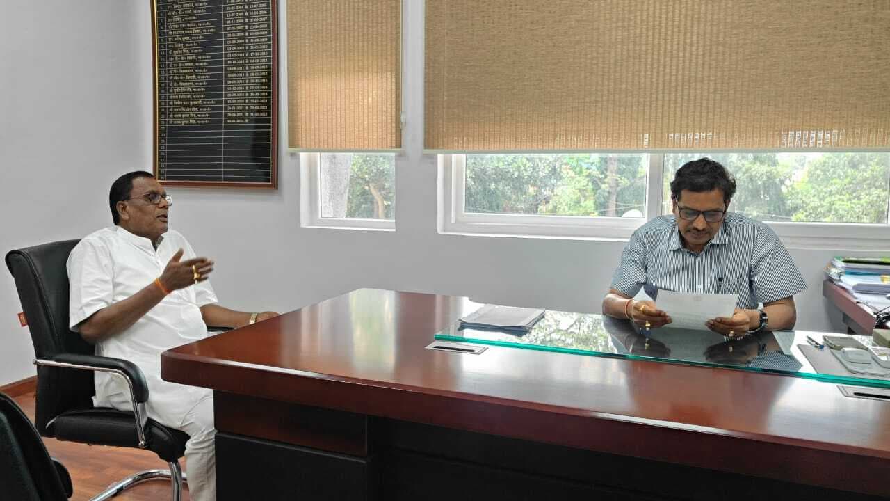 Giridih News: बगोदर ट्रामा सेंटर में डॉक्टर्स की कमी को ले स्वास्थ्य सचिव से मिले बगोदर विधायक