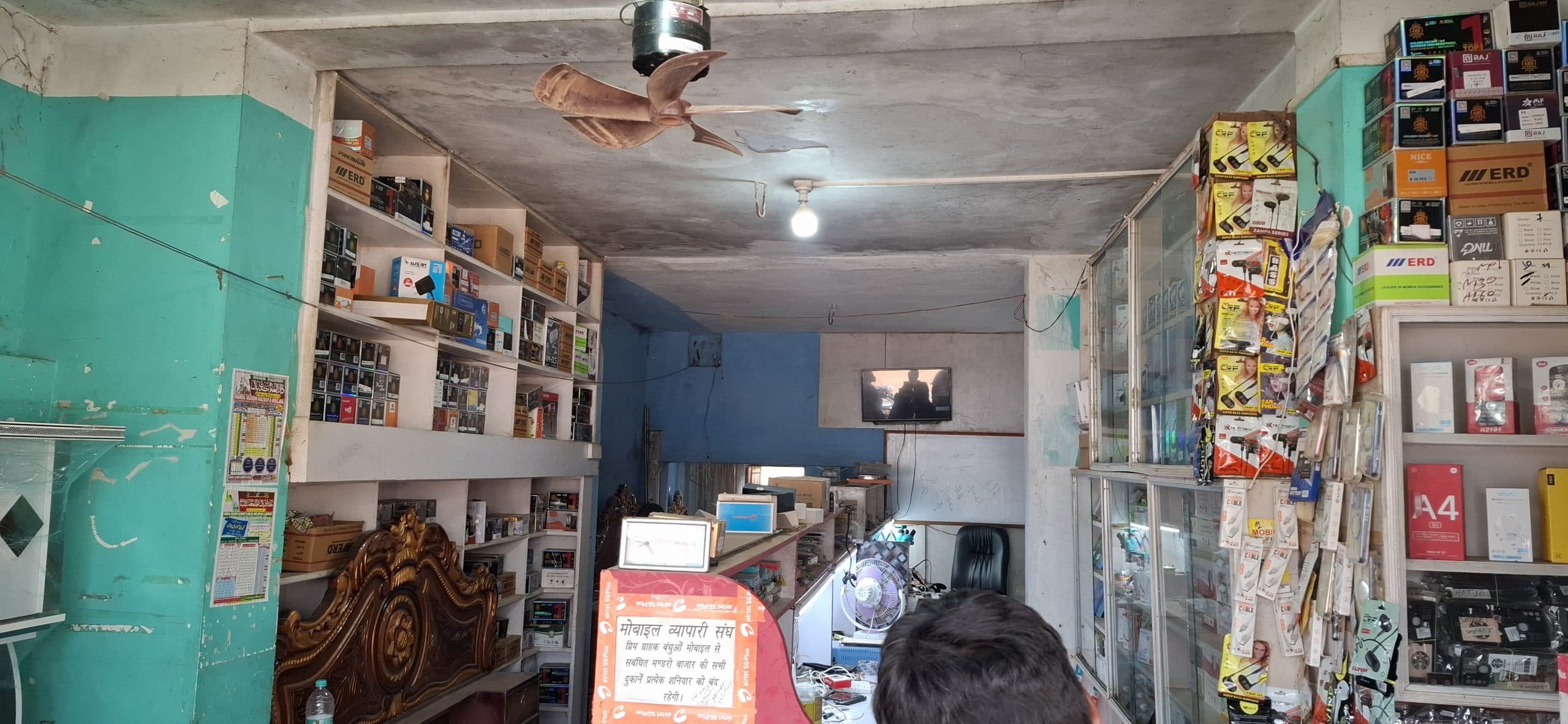 Giridih News: टेलीकॉम दुकान से नकदी समेत पांच लाख की संपत्ति की चोरी