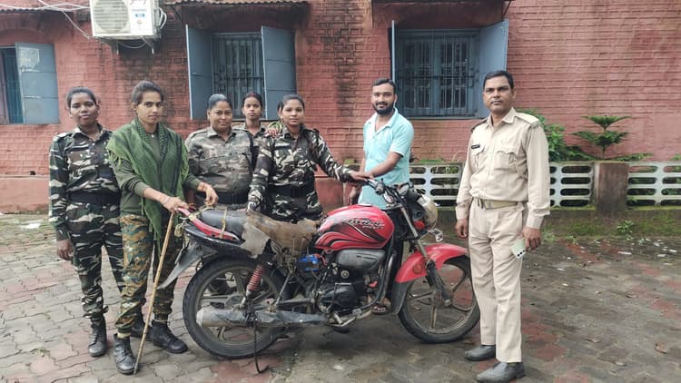 Giridih News: छापेमारी अभियान में कोयला तस्करी में प्रयुक्त बाइक जब्त