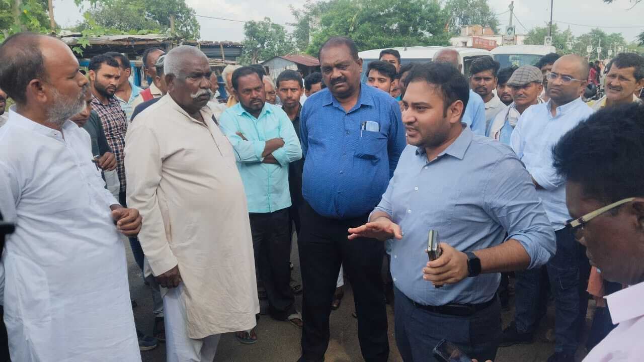 Giridih News: देवरी : सरकारी जमीन से गुमटी और दुकानों को हटाने का दिया गया निर्देश