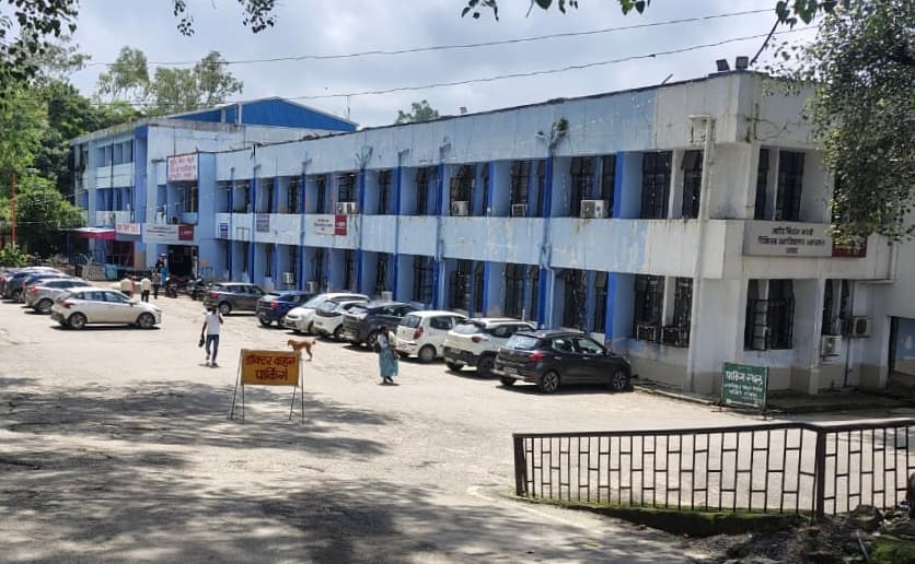 Dhanbad News : बदसलूकी के विरोध में एसएनएमएमसीएच के जूनियर डॉक्टरों का कार्य बहिष्कार, चेंबर छोड़ धरना पर बैठे