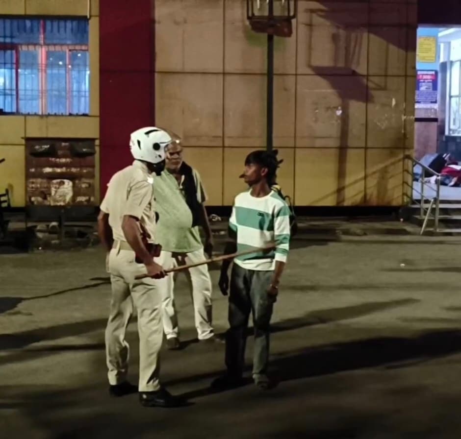 Dhanbad News : महिलाओं से हुई छेड़खानी, पुलिस ने मनचलों को पीटा