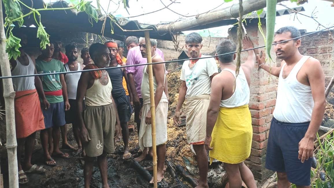 डिहुरी में लगी आग, झुलसकर पशु की मौत, हजारों का सामान राख