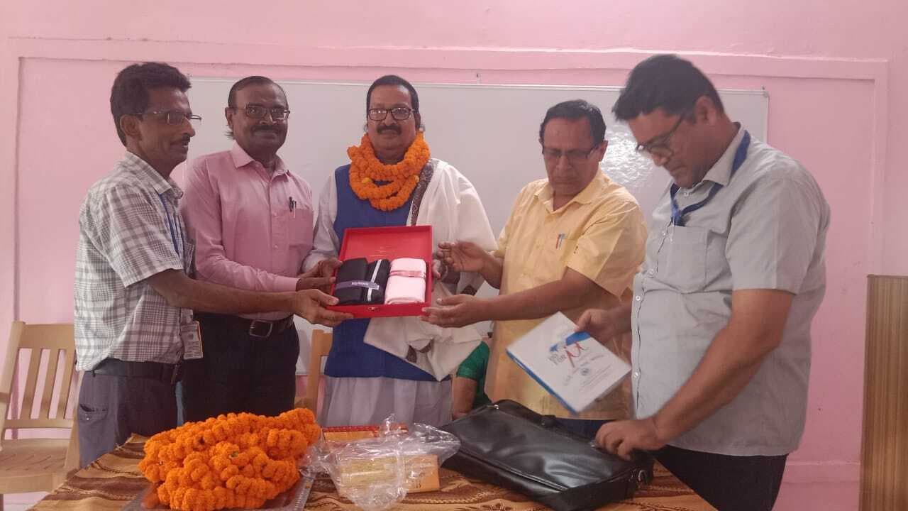 केएलएस कॉलेज के दो कर्मचारियों को सेवानिवृति पर दी गयी विदायी