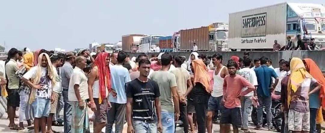 हाइवा ने बाइक सवार तीन युवकों को रौंदा, एक की मौत