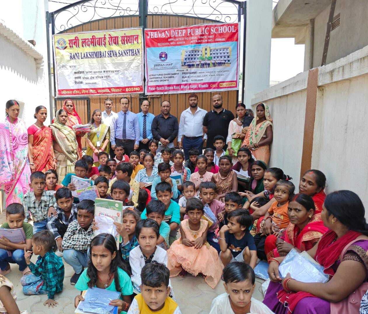 जरूरतमंदों बच्चों के बीच कपड़े व पाठ्य सामग्री का वितरण