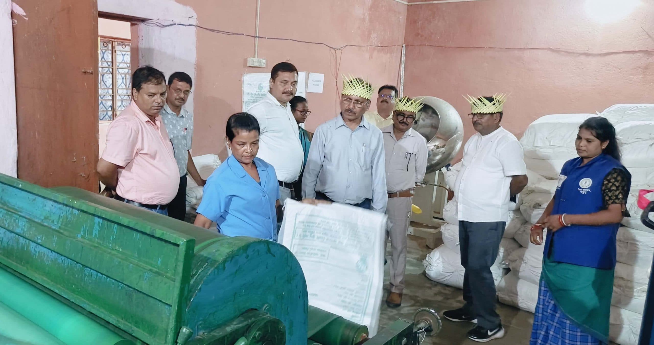 आयोग के अध्यक्ष ने पहाड़िया महिलाओं से ली जानकारी