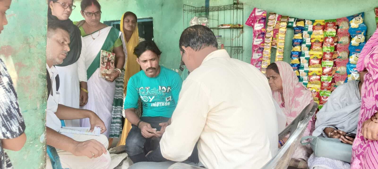 Dhanbad News : स्वास्थ्य विभाग ने डेंगू पीड़ित किशोर के माता-पिता के खून का सैंपल लिया