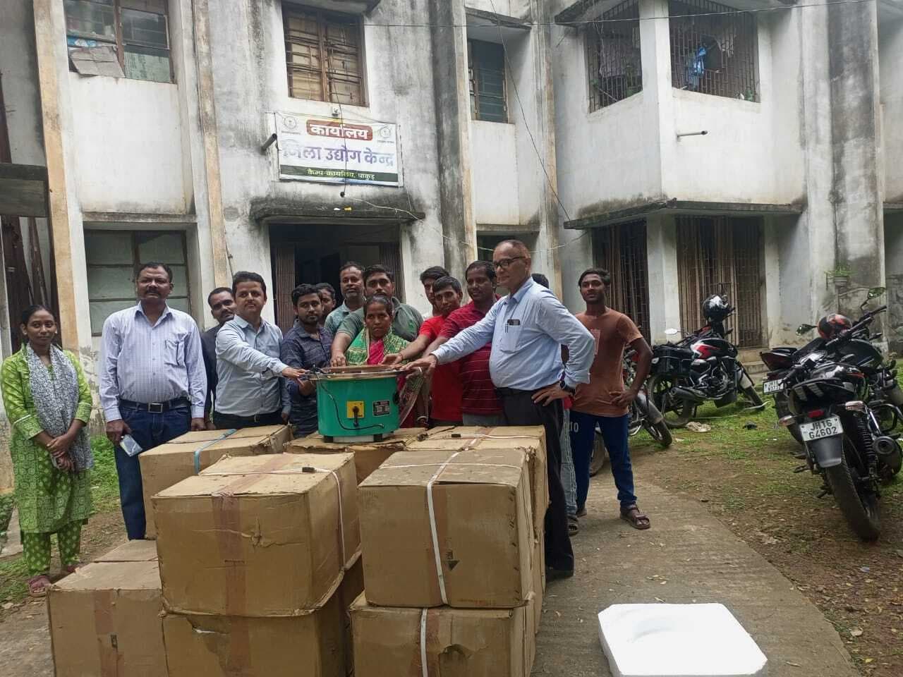 11 लाभुकों को मिले इलेक्ट्रोनिक चाक