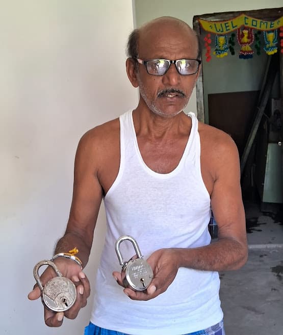 बंद घर से लाखों की चोरी, अलमारी में रखे गहने ले गये चोर