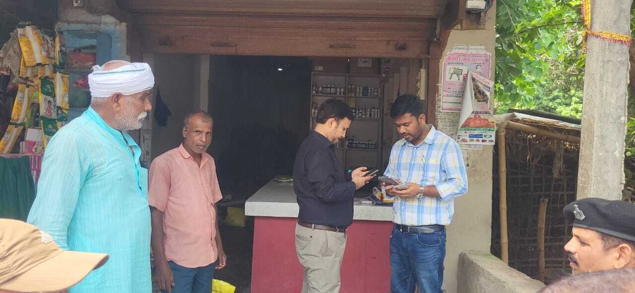 दुकान से कालाबाजारी का 54 बोरा खाद बरामद, दुकानदार फरार