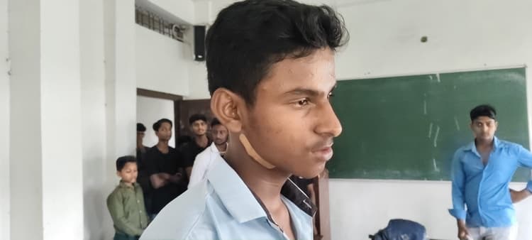 वर्ग संचालन के दौरान खिड़की का टूटा शीशा, छात्र जख्मी