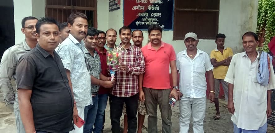 रघुवंशनगर में स्थानांतरित थानाध्यक्ष को दी विदाई