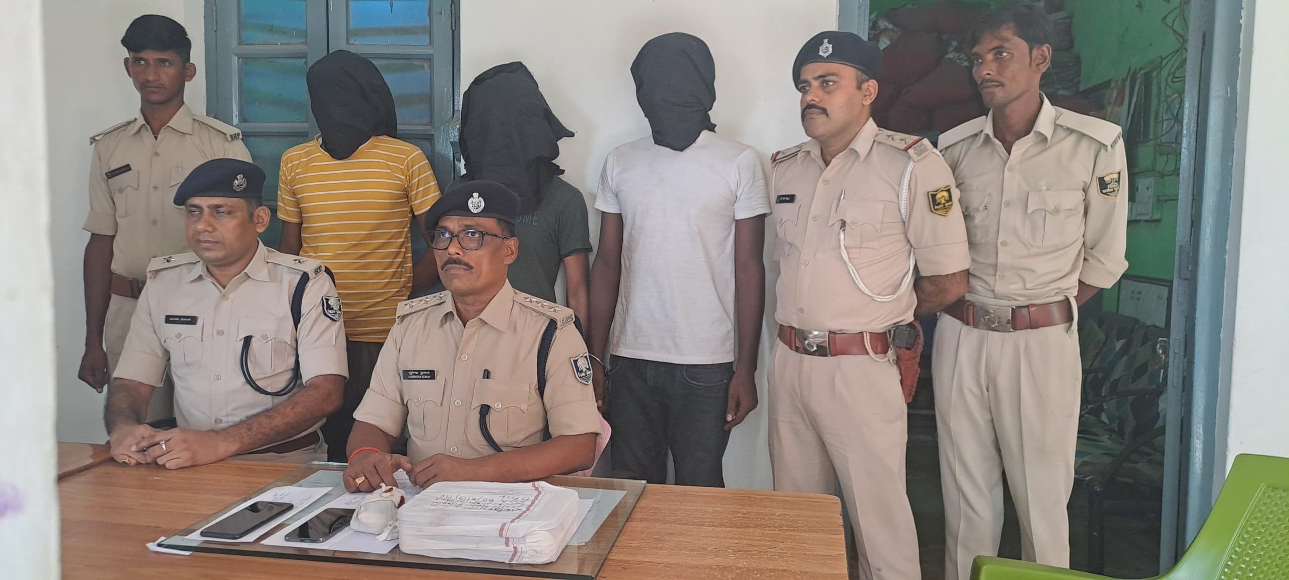 दो कट्टा व नशीले पदार्थ के साथ तीन युवक गिरफ्तार