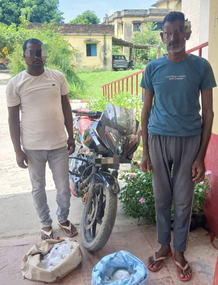 12.5 लीटर शराब के साथ दो धंधेबाज गिरफ्तार