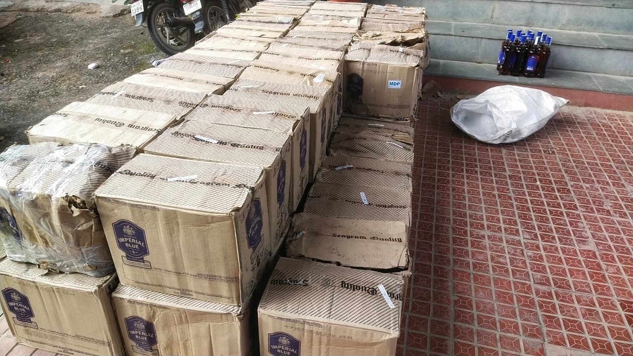 hajipur news. कंटेनर से 173 कार्टन विदेशी शराब बरामद, ट्रक व बाइक जब्त