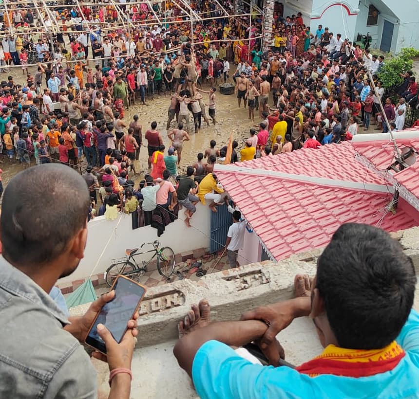 चोपड़ा बाजार में महाआरती के बाद मटका फोड़ में उमड़े श्रद्धालु